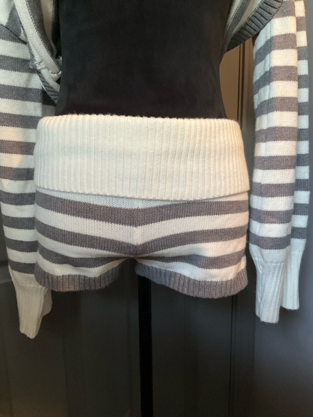 Edikted S/M gray and white striped top and shorts - Picture 4 of 6